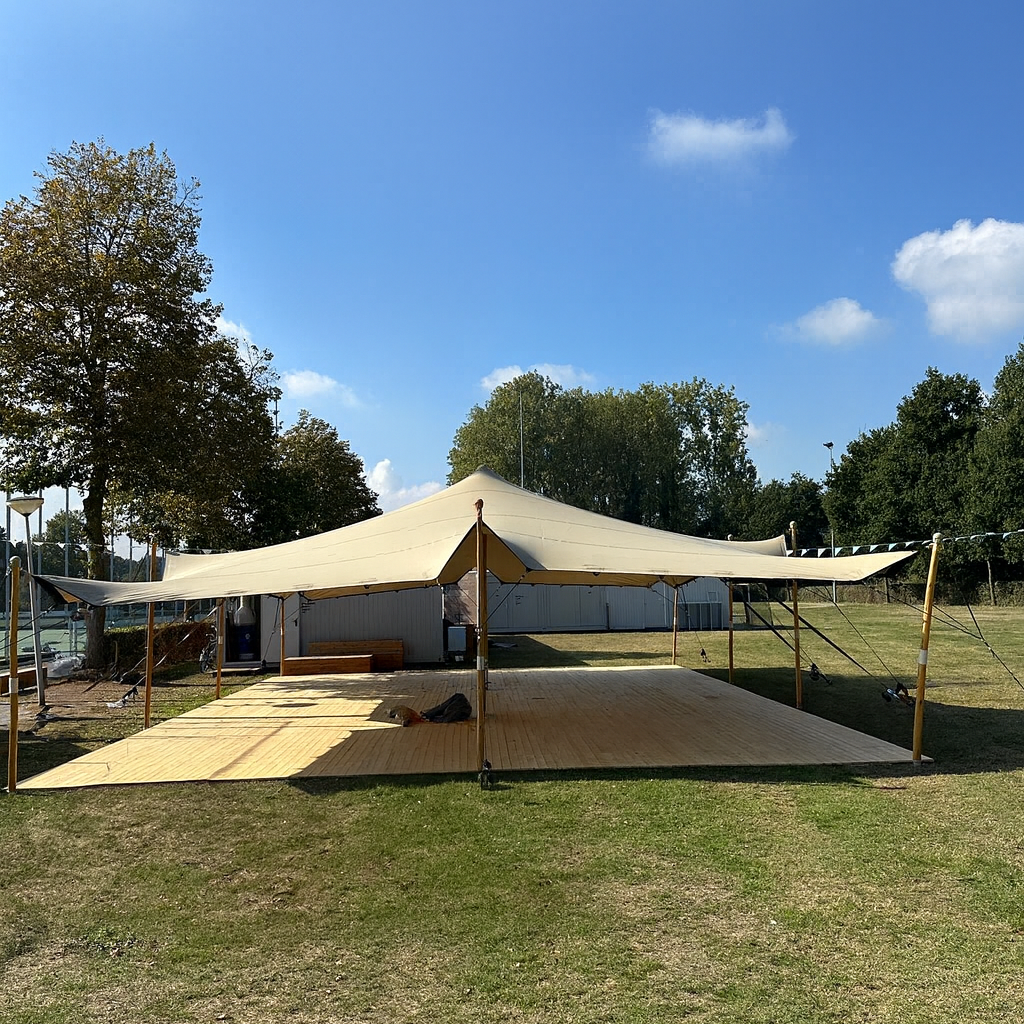 Vlondervloer onder de stretchtent