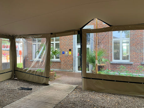 Stretchtent met spanwanden met transparante ruit