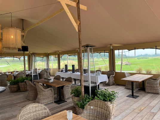 Heaters in een stretchtent bij middenpaal